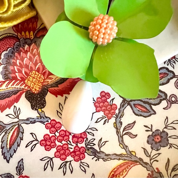 New! Oversized Summer Floral Statement Earrings 🌺🌼🌸 - Picture 7 of 16